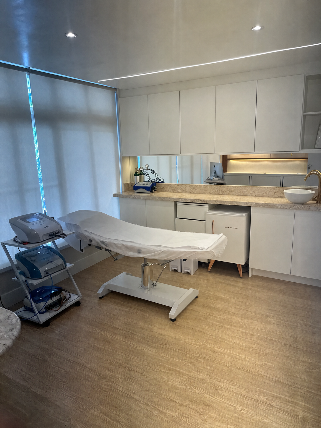 Sala de procedimentos — Equipamentos e bancadas em um espaço cuidado.