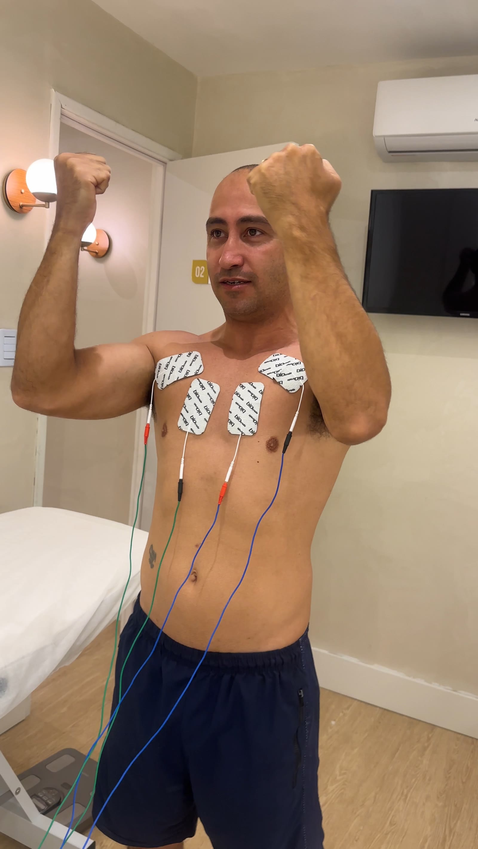 Pessoa em atendimento do Body Harmony com eletrodos no tronco