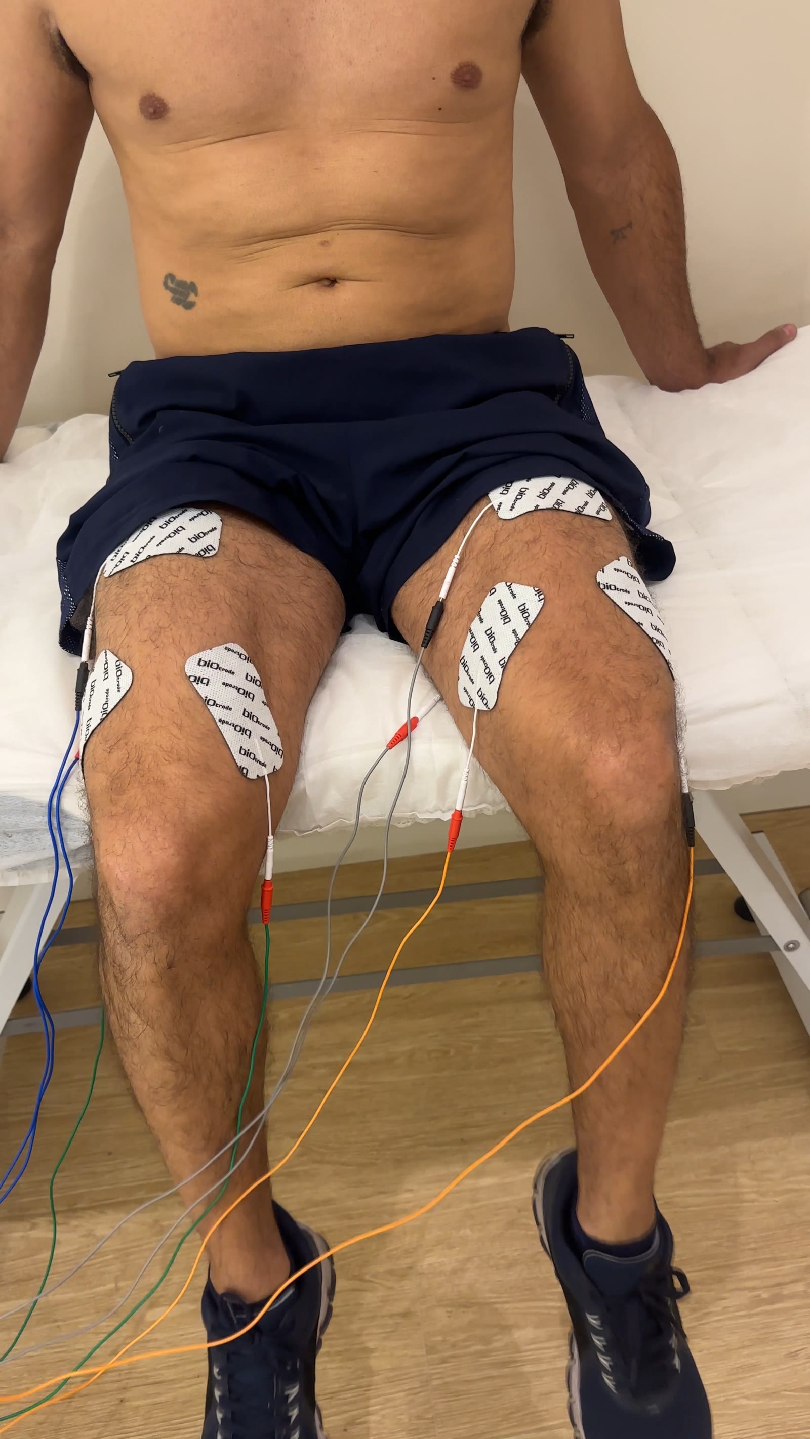 Pessoa em atendimento do Body Harmony com eletrodos no peito